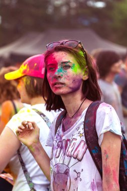 KRASNODAR, RUSSIA - May11,2018: Renkler Festivali, geleneksel Hint Holi festivali. Gençler Holi bayramında renkli pudra atarken eğleniyorlar. Renkli boya festivali. Renk Festivali