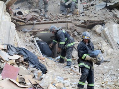 Odessa, Ukrayna - 23 Mayıs: Konut binası deprem sırasında yok. Kurtarma ekipleri ve gönüllü ve askeri ayrı arayışı içinde yaşayan, 23 Mayıs 2013 moloz Odessa, Ukrayna