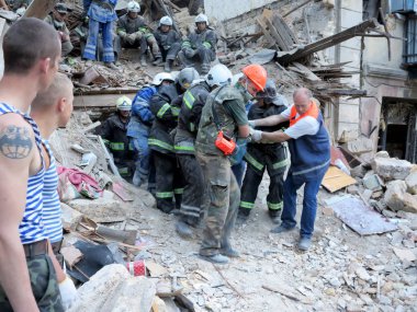 Odessa, Ukrayna - 23 Mayıs: Konut binası deprem sırasında yok. Kurtarma ekipleri ve gönüllü ve askeri ayrı arayışı içinde yaşayan, 23 Mayıs 2013 moloz Odessa, Ukrayna 