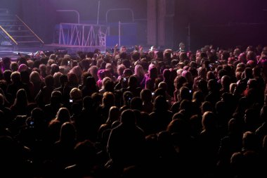 Odessa, Ukrayna, 17 Nisan 2012: Pop konser ikonik Rus şarkıcı Philip Kirkorov Odessa'daki. Ful ile parlak renkli ışık ve tiyatro gösterisi.