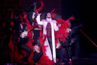 Odessa, Ukrayna, 17 Nisan 2012: Pop konser ikonik Rus şarkıcı Philip Kirkorov Odessa'daki. Ful ile parlak renkli ışık ve tiyatro gösterisi.