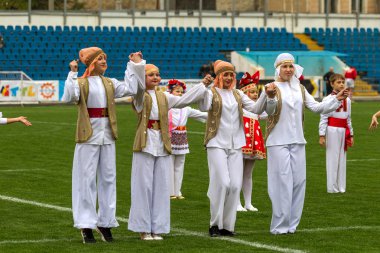 Odessa, Ukrayna - 21 Ekim 2017: Sahne alanı'nda çocuk. Genç çocuk topluluğu Stadyumu yeşil çimenlerin üzerinde Ulusal kostüm dans dans. Stadyumda dans çocuk