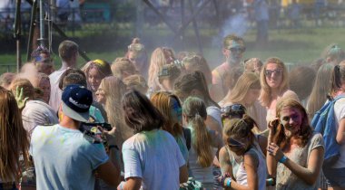 Odessa, Ukrayna - 5 Ağustos 2017: Gençler, bayanlar baylar bayram tatil sırasında renkli toz içine atma iyi eğlenceler. Festivali renkli boya. renkler aşk festival. Renk fest