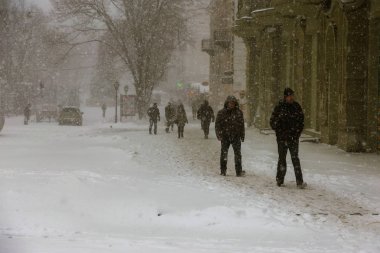 Odessa, Ukrayna-Ocak 16, 2018: Güçlü kar yağışı, Siklon kışın şehir sokaklarda. Arabalar karla kaplıdır. Kaygan yol. Kışın kötü hava: şiddetli kar yağışı ve kar fırtınası. Yayalar kar üzerinde gitmek