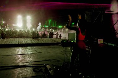 Odessa, Ukrayna - 5 Ağustos 2017: gösteri ışıklar. Lazer gösterisi. Gece kulübünde dj partileri müzik, ses parlak ışık ile dans kullanın. Club gece ışık dj parti kulübü. Duman ve ışıklar ile araba