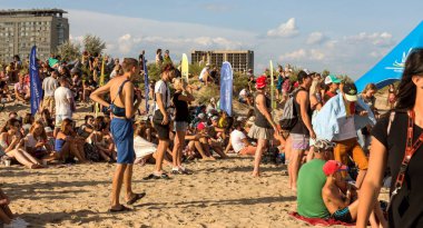 Odessa, Ukrayna -25 Ağustos 2017: büyük kalabalık, müzik sırasında rock konserinde hayranlarını gün boyunca. Seyirci kum Beach müzik ve spor festivali Z-Oyunlar sırasında
