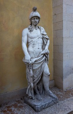 Klasik Yunan heykel kopyalarını terk edilmiş bir otel cephe süslüyor. Antik Yunan mitolojisi Yunan ve Roma antik heykelleri kopyalarını bina cephe süs alçı