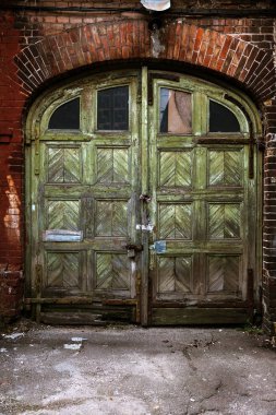 Zavallı Mahallesi eski ahşap kapı. Eski vintage eski bir duvar ahşap. Yıkım, ahşap kapı ve vintage çit izleri, paslı metal çivi. Harabe ve yoksulluk kavramsal arka plan