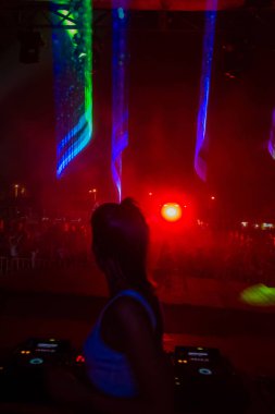 Odessa, Ukrayna - 5 Ağustos 2017: gösteri ışıklar. Lazer gösterisi. Gece kulübünde dj partileri müzik, ses parlak ışık ile dans kullanın. Club gece ışık dj parti kulübü. Duman ve ışıklar ile araba