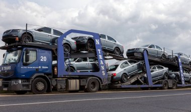 Odessa, Ukrayna 1 Eylül 2017: Araba taşıyıcıları arabaya taşımak. Özel kamyonlar arabayla taşımacılığı. Çok katmanlı ulaşım araçları için özel römork. Arabalar römork taşıma