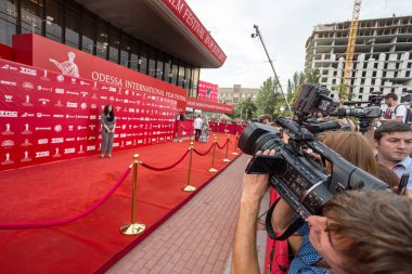 Odessa, Ukrayna - 10 Temmuz 2015: 6 Uluslararası Film Festivali Odessa, kırmızı halı açılış. Bir fotoğrafçı olarak çalıştı. Birçok seyirci ve paparazzi göz alıcı konuklar karşıladı.