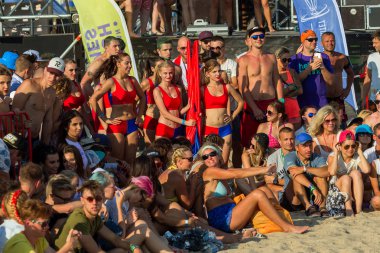 Odessa, Ukrayna -25 Ağustos 2017: büyük kalabalık, müzik sırasında rock konserinde hayranlarını gün boyunca. Seyirci kum Beach müzik ve spor festivali Z-Oyunlar sırasında