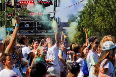 Odessa, Ukrayna - 5 Ağustos 2017: Gençler, bayanlar baylar bayram tatil sırasında renkli toz içine atma iyi eğlenceler. Festivali renkli boya. renkler aşk festival. Renk fest