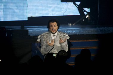 Odessa, Ukrayna, 17 Nisan 2012: Pop konser ikonik Rus şarkıcı Philip Kirkorov Odessa'daki. Ful ile parlak renkli ışık ve tiyatro gösterisi.