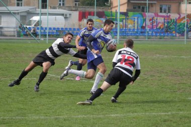 Odessa, Ukrayna - 29 Eylül 2018: Final Oyunları Şampiyonası Ukrayna'nın en güçlü takımları Rugby-7. Rugby topu alan üzerinde. Rugby topu için ağır mücadele sahip. Takım sporcular oyuncular sahada