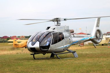 Odessa, Ukrayna - 4 Haziran 2013: Bulutlu bir günde yaz özel test ışık modern sivil helikopter iş sınıfı küçük bir özel Havaalanı sunumu