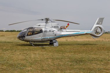 Odessa, Ukrayna - 4 Haziran 2013: Bulutlu bir günde yaz özel test ışık modern sivil helikopter iş sınıfı küçük bir özel Havaalanı sunumu