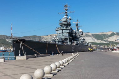 Novorossiysk, Rusya - 3 Mayıs 2018: Novorossiysk ticari liman. Deniz fırkateyn yolcu Novorossiysk liman Harbor. Askeri gemi - müze Rusya turistlere açıktır