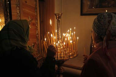 Odessa - 14 Nisan: hacılar kutsal Sepulchre (Kutsal ışık) kutsal Cumartesi Paskalya kutsal ateş ritüel Odessa, Ukrayna, 14 Nisan 2012 getirdi.. 