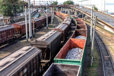 Odessa, Ukrayna - 6 Ekim 2015: terminal şube demiryolu yük treni. Demiryolu taşımacılığı. Yük. Taşıyan ahşap, ahşap, Kurşun külçeler, bir treni metal kütük. Bir tren hareket