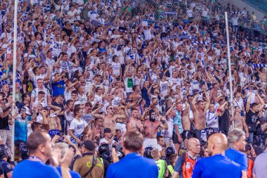 Odessa, Ukrayna 23 Temmuz 2018: Bir kalabalık futbol stadyumu. Ziyaret edenler stadyum standları dolu. Stadyumda futbol taraftarları. Taraftar standları sevinç, hafif ateş ve dalgalanan bayrak.