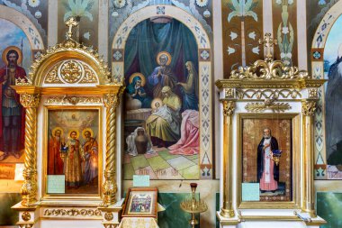 Odessa, Ukrayna: İç Ortodoks Kilisesi, sunak, İkonostasisin ve güzel tarihi mimari kemerler, simgeler, freskleri, bas-reliefs doğal altın yaldız ışık, boyalı
