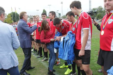 Odessa, Ukrayna - 29 Eylül 2018: Önemli VIP kişi şehir Ödülü sporcuların Ukrayna Şampiyonası Rugby - 7 kazanan. Ödüllendirici sporcular. Takım Ragbi Kupası zaferi kutlamak