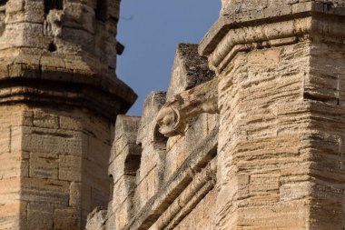 Mistik iç cephe terkedilmiş kalıntıları harap antik kale, binanın konak. Eski duvarlar, çöp ve çamur ile koridor mahvetti. Vandallar tarafından tahrip antik tarihi bina kalıntıları