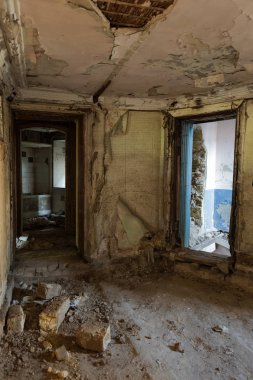 Terk edilmiş bir harabe binada bir antik 18. yy binası mistik iç, kalıntıları. Eski duvarlar, çöp ve çamur ile koridor mahvetti. Kalıp, alçı dekorasyon, kısma yok