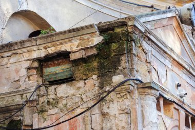 Elektrik telleri ile eski bir duvar. Yalıtılmış elektrik telleri izolatörler için askıya alındı. Dış kablolama. Vintage İsale hattı. Eski bina duvar ev düşük voltajlı elektrik telleri