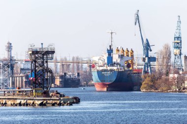 Varna, Bulgaristan - 21 Kasım 2015: Karadeniz Varna bağlantı noktası, Karadeniz. Büyük deniz vinçler kargo navlun sanayi deniz gemi yüklenir.