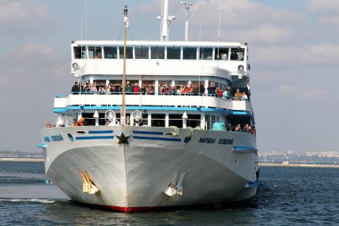 Odessa, Ukrayna - 6 Ekim 2010: gemi dostluk Marschal Koshevoy Dünya Savaşı gazileri ile geldi deniz Odessa'ya bağlantı noktası