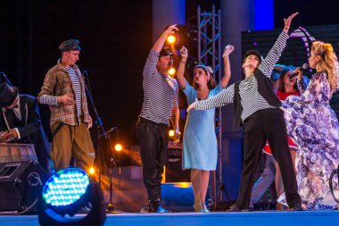 Odessa, Ukrayna Ağustos 6,2018: bir müzik gösterisi. Alexandra Mamina ve onun dans folklor grubu Odessa'dan Odessa ceza şarkıları tarafından oynanır. Hanson konser tiyatro sahne alanı'nda deniz holiganlar 