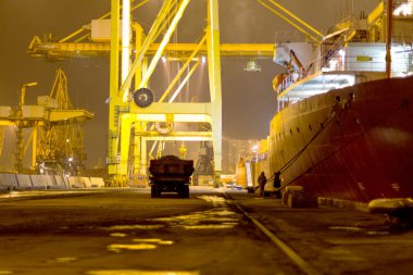 Odessa 21 Kasım: konteynerler içinde iyichevck seaport Denizcilik gemi üzerinde gece, gündüz, 21 Kasım 2012 yükleme boşaltma odessa, Ukrayna