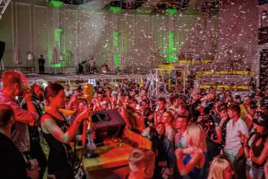 Odessa, Ukrayna - 31 Mayıs 2014: Kalabalık insan yaratıcı ışık ve müzik gösterisi sırasında bir konserde bir gece kulübünde eğleniyor. Kulüp partisi büyük şeker duş neşeli gençler.
