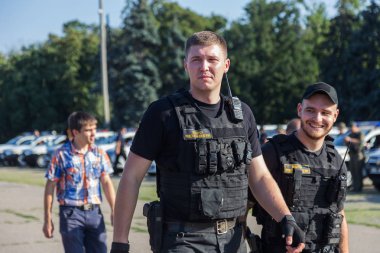 Odessa, Ukrayna - 1 Ağustos 2018: özel kuvvetler Ukraynalı polis özel silahlar ile tam savaş formunda saflarında. Urkainain özel kuvvetler çevik mukabele polis, Anti-terör asker