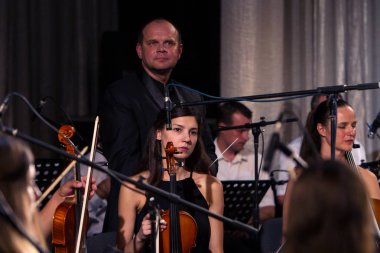 Odessa, Ukrayna - 19 Temmuz 2018: sahne alanı'nda Senfoni Orkestrası. Müzikal gösteri sahne tiyatro. Müzisyenler Senfoni Orkestrası, müzik aletleri. Caz Orkestrası sahne alanı'nda. Seçici odak