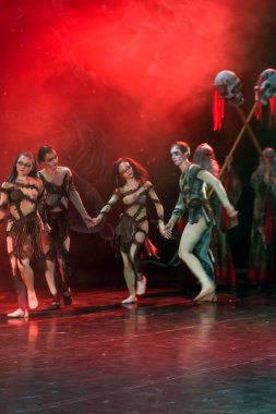 Odessa, Ukrayna - 2 Haziran 2013: Oyuncular kostümlü prova bale Odessa Bale Tiyatrosu sahne alanı'nda 