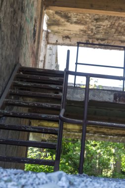 Terk edilmiş bombalama ve yıkılan bina bombardımanı patlama nedeniyle yok. Kabukları, madde işaretleri ve parçalanmak bir savaş kasıp kavuran Bina duvarlarında delikler. Eski yıkık ev