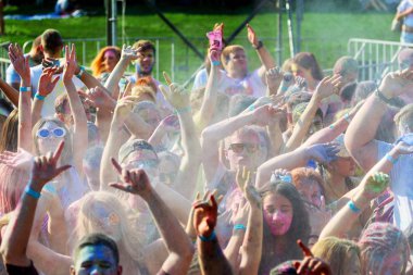 Odessa, Ukrayna - 5 Ağustos 2017: Gençler, bayanlar baylar bayram tatil sırasında renkli toz içine atma iyi eğlenceler. Festivali renkli boya. renkler aşk festival. Renk fest