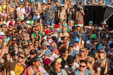 Odessa, Ukrayna -25 Ağustos 2017: büyük kalabalık, müzik sırasında rock konserinde hayranlarını gün boyunca. Seyirci kum Beach müzik ve spor festivali Z-Oyunlar sırasında