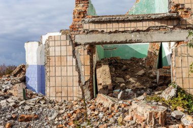 Eski endüstriyel fabrika binaları kalıntıları ile manzara. Moloz ile terk edilmiş bir fabrika iç yağma ve atık. Ukrayna ekonominin çöküşü. Odessa