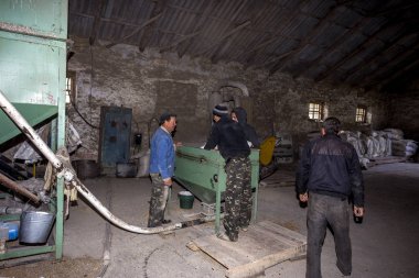 Odessa, Ukrayna - 10 Ekim 2014: bir küçük çiftlik otomatik modern fabrikaları buğday öğütme teknolojik üretim süreci. Özel tarım 10 Ekim 2014 Odessa, Ukrayna. 