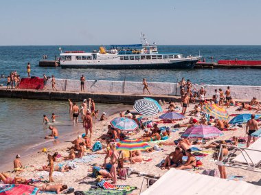 Odessa, Ukrayna - 10 Ağustos 2013: Turist güneşlenmek, yüzmek ve eğleniyor plajda dinlenebilir. Turizm Avrupa'nın en önemli yerlerinden biridir. Sıcak yaz. İyi tatil sezonu. Birçok turist