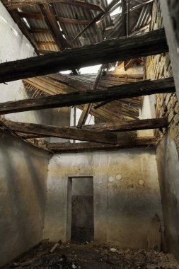 Terk edilmiş bir harabe binada bir antik 18. yy binası mistik iç, kalıntıları. Eski duvarlar, çöp ve çamur ile koridor mahvetti. Kalıp, alçı dekorasyon, kısma yok