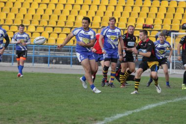 Odessa, Ukrayna - 29 Eylül 2018: Final Oyunları Şampiyonası Ukrayna'nın en güçlü takımları Rugby-7. Rugby topu alan üzerinde. Rugby topu için ağır mücadele sahip. Takım sporcular oyuncular sahada