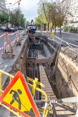 Odessa, Ukrayna-Ekim 18,2015: Modern teknolojileri bina. Yükleme noktası'nın altında otoyol delme tarafından plastik boru. Kablo ve boru çekme yeraltı Stroebe delinmiştir. Modern karmaşık plastik boru döşeme