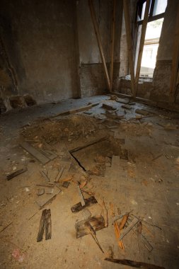 Terk edilmiş bir harabe binada bir antik 18. yy binası mistik iç, kalıntıları. Eski duvarlar, çöp ve çamur ile koridor mahvetti. Kalıp, alçı dekorasyon, kısma yok