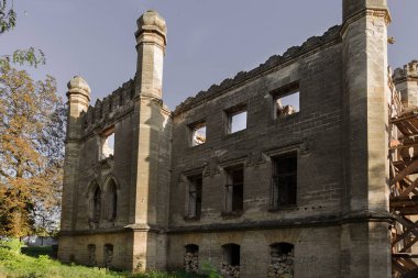 Mistik iç cephe terkedilmiş kalıntıları harap antik kale, binanın konak. Eski duvarlar, çöp ve çamur ile koridor mahvetti. Vandallar tarafından tahrip antik tarihi bina kalıntıları