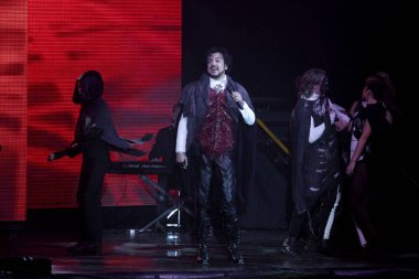 Odessa, Ukrayna, 17 Nisan 2012: Pop konser ikonik Rus şarkıcı Philip Kirkorov Odessa'daki. Ful ile parlak renkli ışık ve tiyatro gösterisi.
